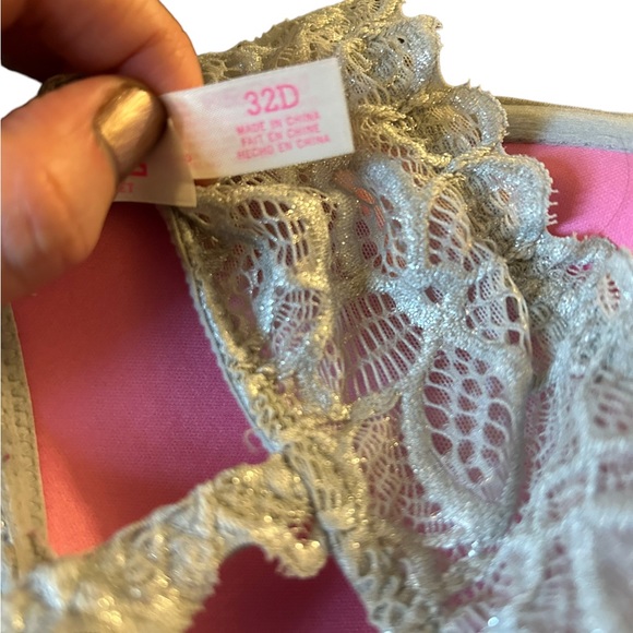 Victoria’s Secret front close bra - Picture 3 of 3